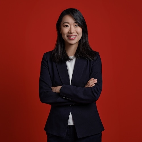 Elle, a female home lending executive, profile photo.