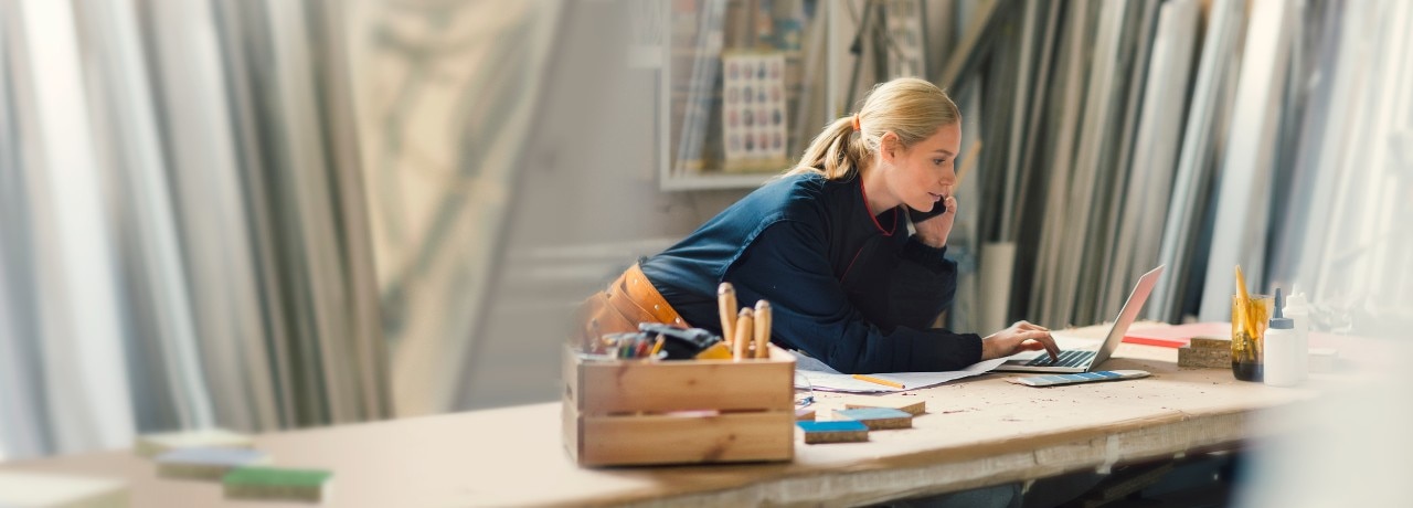 woman-artist-working-on-computer-DigBan-2500x900.jpg