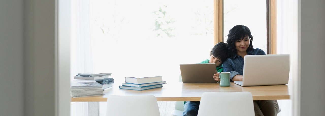 mother-and-son-on-computers-DigBan-2500x900.jpg