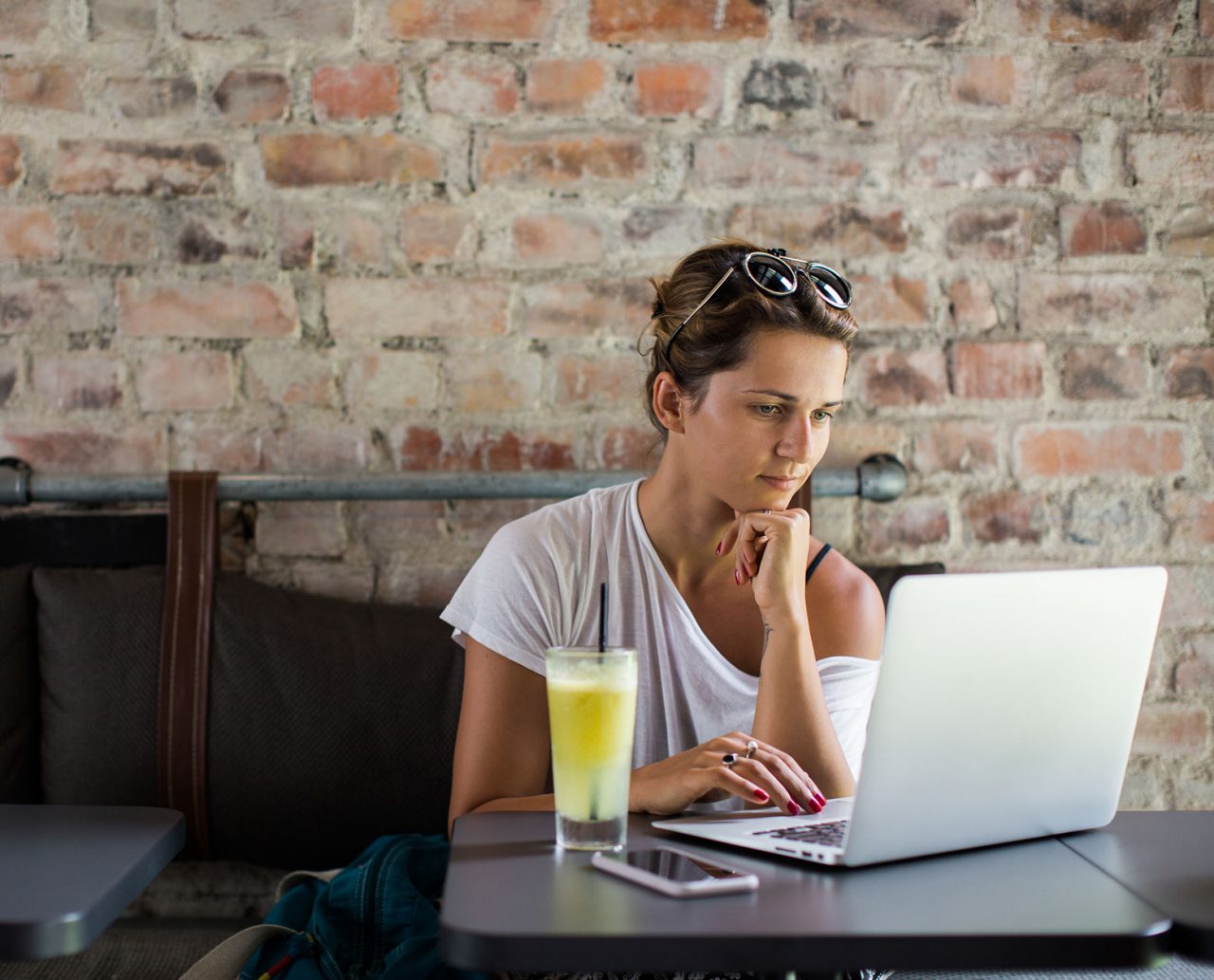 girl in cafe on laptop