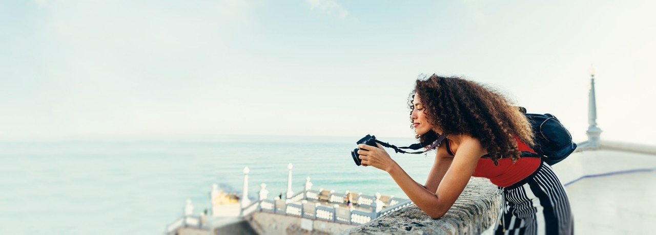 girl-taking-photo-DigBan-2500x900.jpg