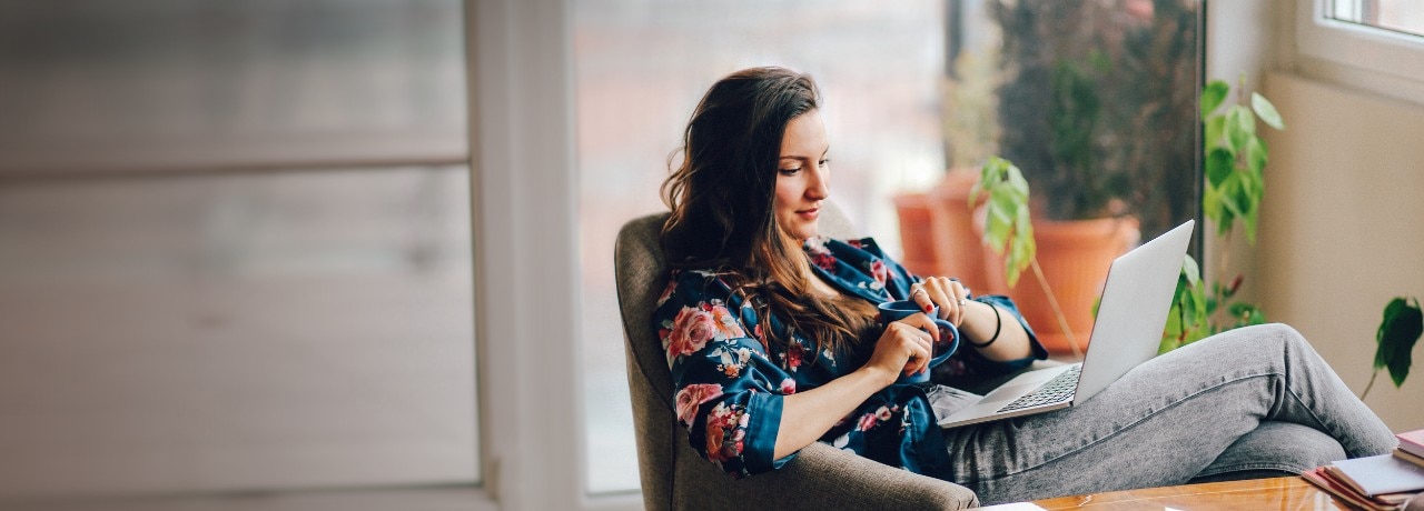 woman-sitting-chair-DigBan-2500x900.jpg